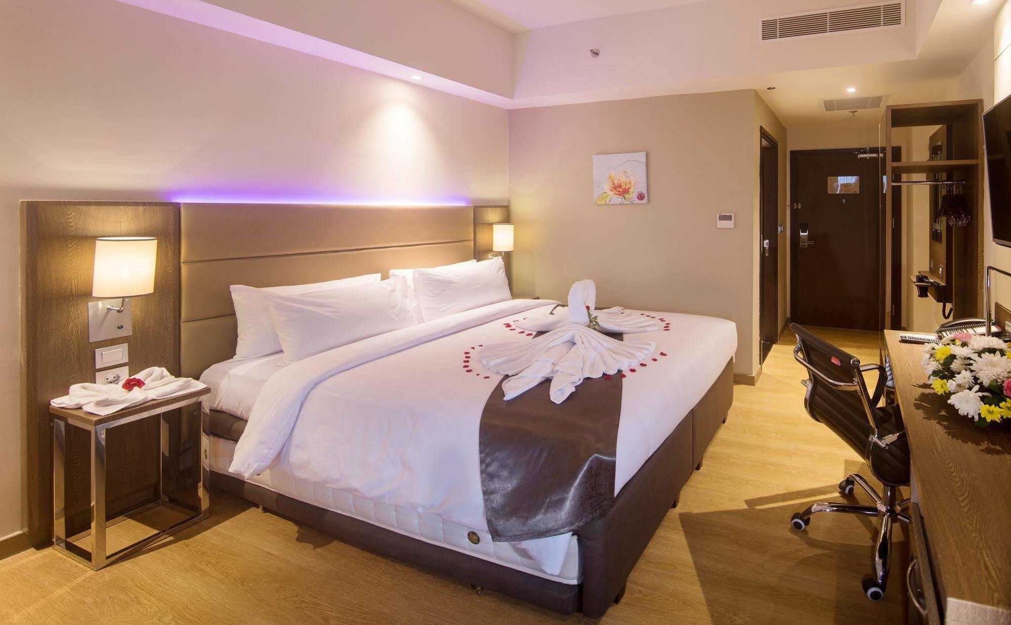 Bigland Hotel & Convention Sentul Bogor Esterno foto