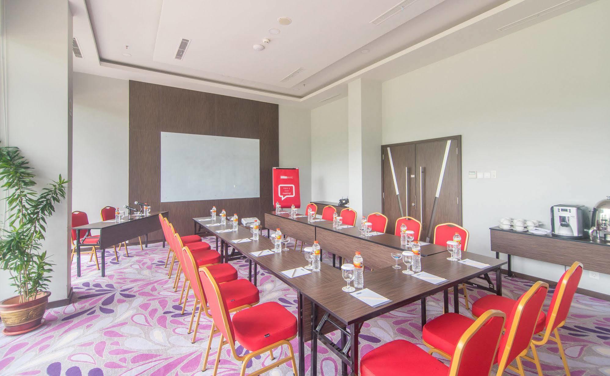 Bigland Hotel & Convention Sentul Bogor Esterno foto