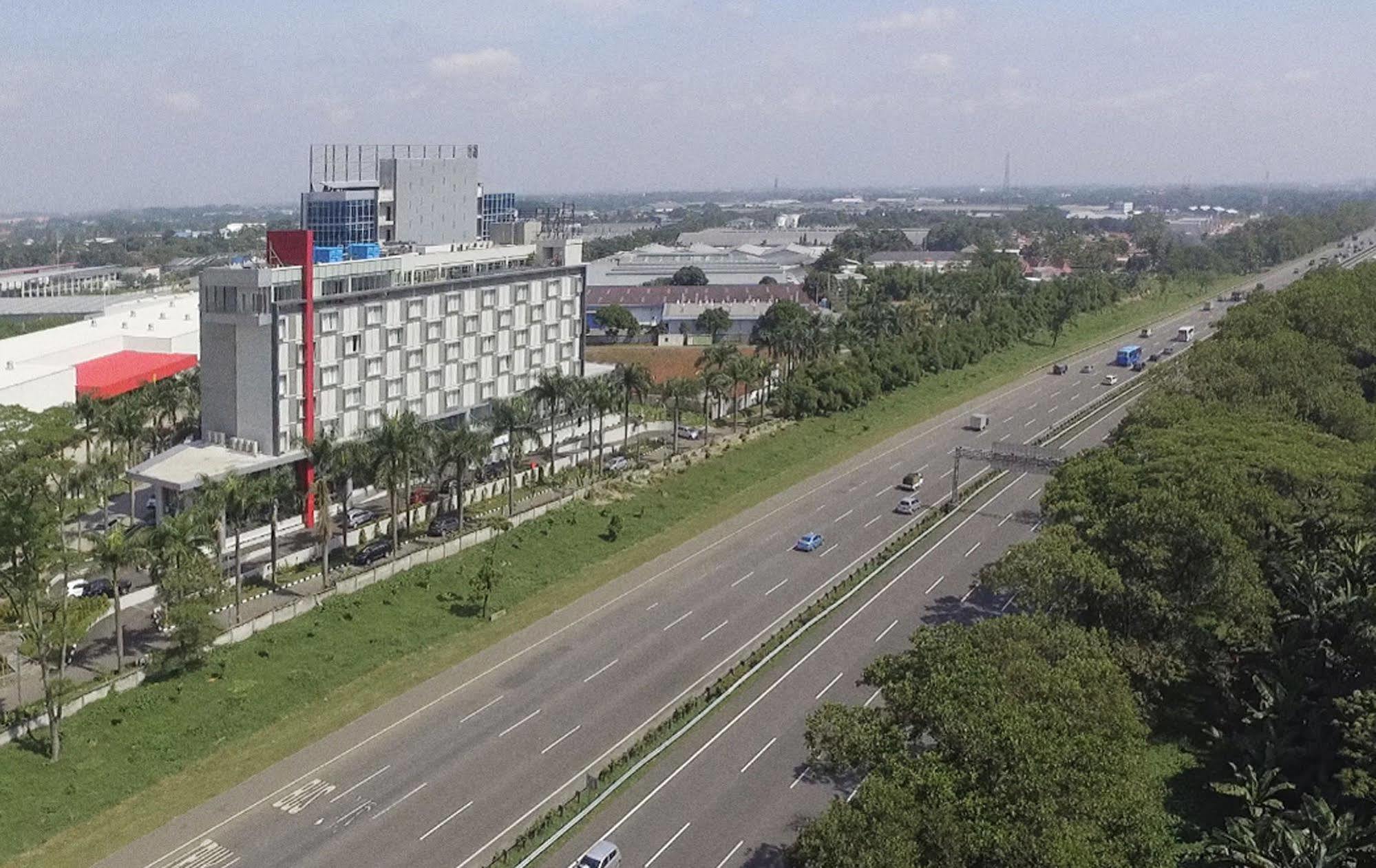 Bigland Hotel & Convention Sentul Bogor Esterno foto